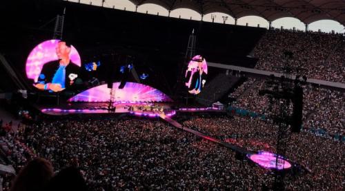 Un manelist pe scena concertului Coldplay de la București - video