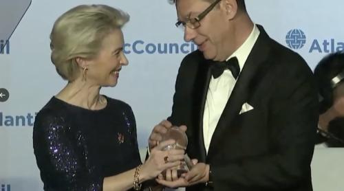 SMS-urile Ursulei von der Leyen cu Pfizer în fața tribunalelor belgiene: acuzații de uzurpare de funcții, distrugere de documente publice și corupție