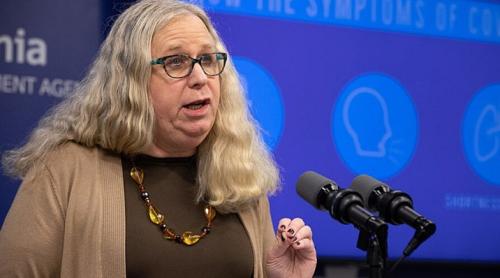 New York Times: Oficialii lui Biden au facut presiuni pentru eliminarea limitelor de vârstă pentru operațiile transgender