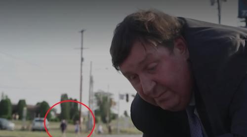 Reporterul BBC ironizat pentru că relatează culcat în timp ce oamenii merg calmi în spatele lui la mitingul din Pennsylvania (video)