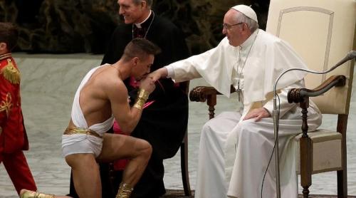 Vatican: Tinerii homosexuali au voie să devină preoți