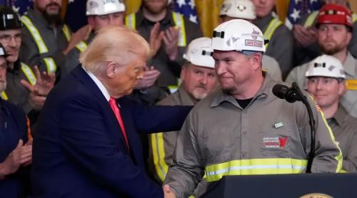Trump promite să revitalizeze industria cărbunelui în SUA pentru a sprijini dezvoltarea tehnologică