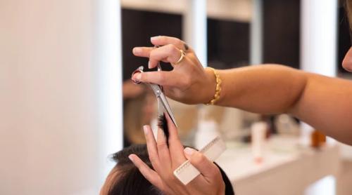 Irlanda: Frizerii și hairstyliștii vor fi instruiți să discute despre schimbările climatice cu clienții
