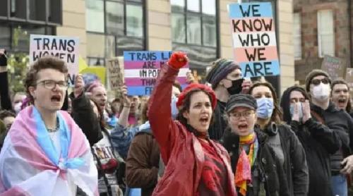 Londra: mii de persoane au protestat împotriva definiției femeii prin sexul biologic