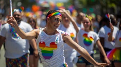 Tot mai multe persoane LGBT părăsesc Statele Unite pentru Olanda
