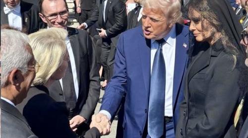 Ursula von der Leyen a reușit, în sfârșit, să obțină o strângere de mână cu Donald Trump la funeraliile de la Vatican