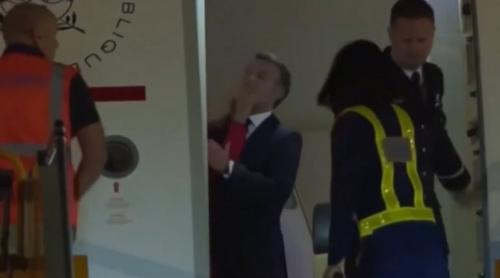 Emmanuel Macron pălmuit de soția sa în fața camerelor: un moment de „hârjoneală”, susține Palatul Élysée în comunicatul oficial