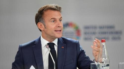 Macron îi acuză pe francezi că sunt „spălați pe creier” să se preocupe mai mult de imigrație decât de climă