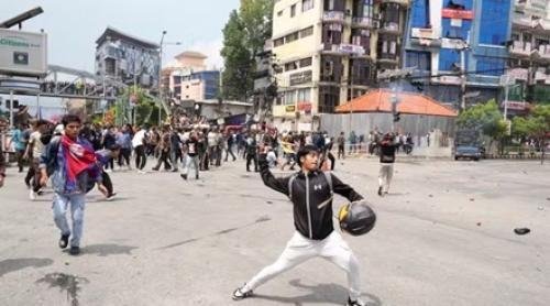 Nepal: Ministrul de Finanțe fugărit și lovit pe stradă de protestatari furioși