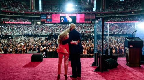 "L-ați făcut nemuritor": Trump și conservatorii americani l-au omagiat pe Charlie Kirk într-o ceremonie grandioasă la Phoenix