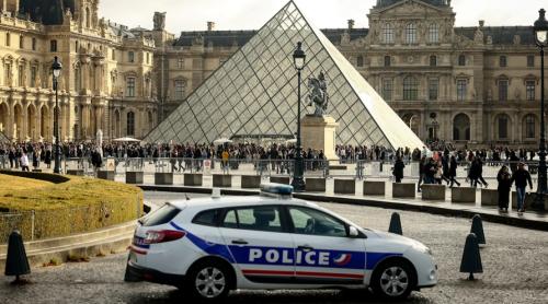 Autoritățile franceze arestează mai mulți suspecți în cazul jafului bijuteriilor coroanei de la Luvru