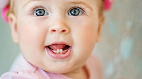 Tradiţii şi superstiţii. De ce nu e bine să-i crească bebeluşului întâi dinţii de sus