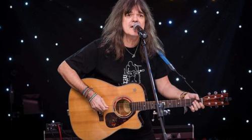 La mulți ani, Călin Pop! Un muzician și o voce distinctă în muzica rock românească