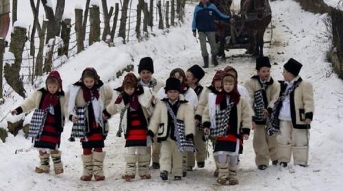 Crăciunul, între colindul copiilor de la sat şi cerşetoria de la oraş