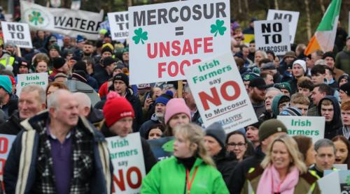 Mii de fermieri europeni protestează împotriva acordului comercial UE-Mercosur