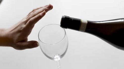 Dry January: o lună fără alcool, îmbunătățește somnul și sănătatea fizică și mentală
