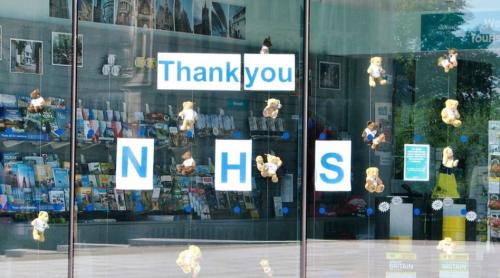 Respectați pacienții trans! Ghidul oficial al Regatului Unit recomandă evitarea utilizării termenilor „domnule” și „doamnă”