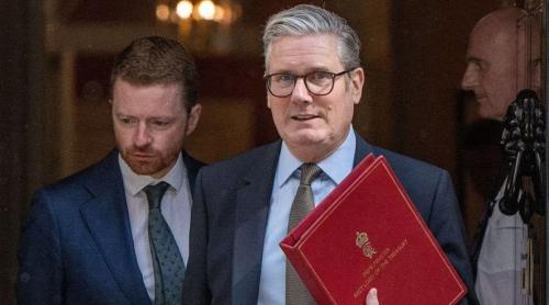 Keir Starmer prins între scandalul Epstein și umbrele cenzurii: demisia omului-cheie de la Downing Street