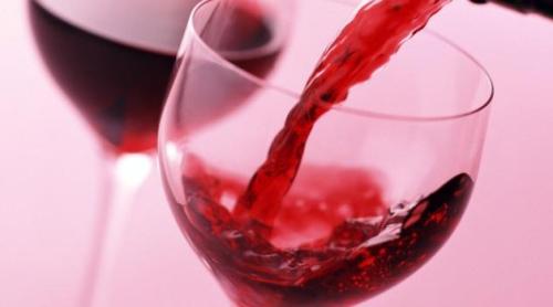 De ce dă vinul roşu dureri de cap. Sau bătăi de cap!