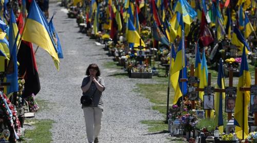 CNN: Ucraina devine o națiune de văduve și orfani