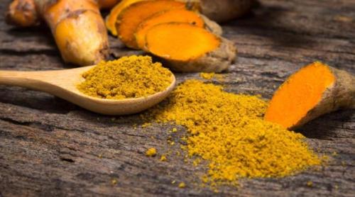 Moda turmericului este doar un moft. Nu vă lăsaţi păcăliţi
