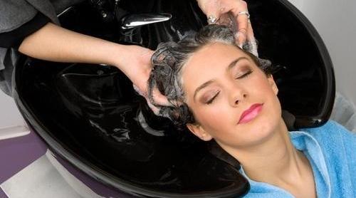 Tradiţii şi superstiţii. Sfaturi băbeşti. În care zile din săptămână e bine să te speli pe cap