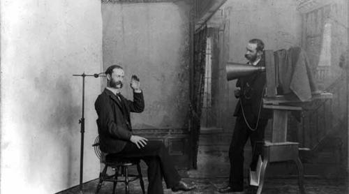 Știți cine și-a fãcut prima dată un selfie? Dar cine a realizat prima fotografie color?