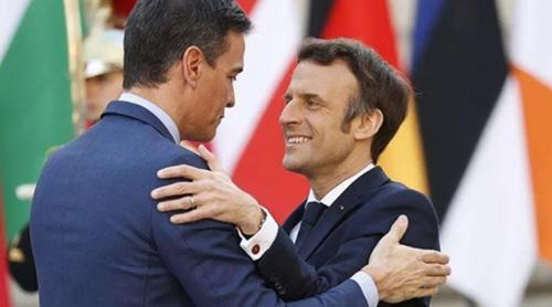 Macron se aliază cu Sánchez în retorica anti-Trump pentru a-și masca eșecurile interne
