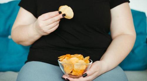 Tradiţii şi superstiţii. Sfaturi băbeşti. De ce nu e bine să mănânci cu farfuria în mână