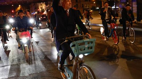 Socialistul Emmanuel Grégoire câștigă alegerile locale la Paris și ajunge la primarie pe bicicletă