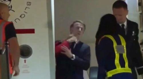 „Este maltratat de soția lui, abia își revine”: Trump îl atacă din nou pe Macron și critică Franța pe tema crizei din strâmtoarea Ormuz