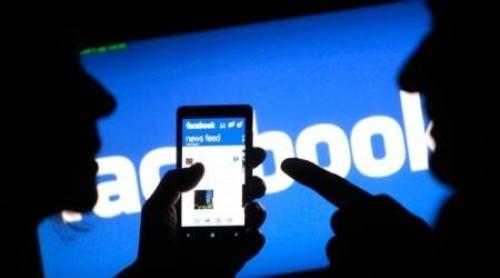 Abuzezi de Facebook? Eşti mai predispus să-ţi părăseşti partenerul real, spun psihologii