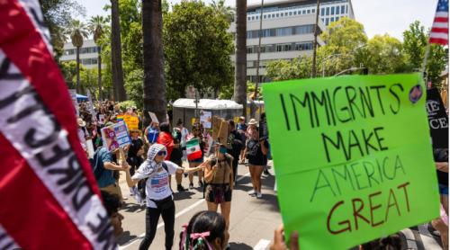 Psihologia distorsionată care alimentează alianța stângii cu teroriștii. Deținuții preiau controlul asupra azilului, iar psihiatrii consideră că este pur și simplu minunat