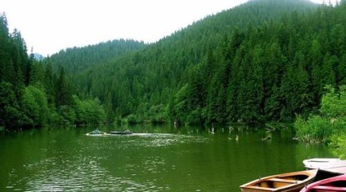 Fabuloasa Românie. Cu barca pe Lacul Roşu