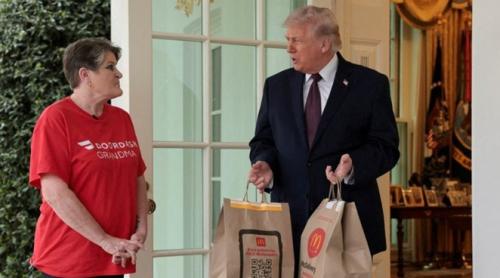 Trump transformă o livrare tip Glovo într-un moment politic la Casa Albă