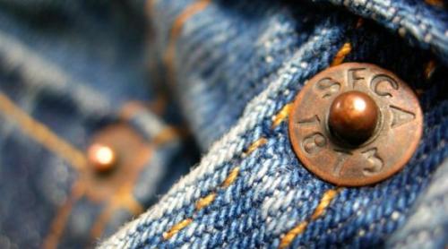 De ce au blugii capse la buzunare