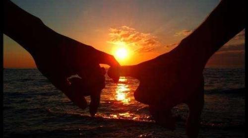 Tradiții și superstiții. Cum spun mâinile care dintre soți moare primul