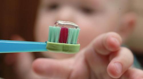 Oase fragile şi dinţi maronii din cauza fluorului!