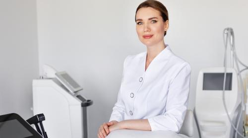 Costume medicale pentru personalul de urgență: Ce caracteristici sunt esențiale 