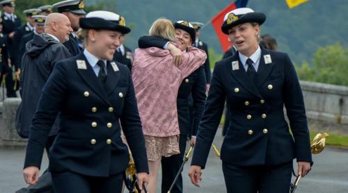 Marina Regală britanică va cheltui 200.000 de lire sterline pentru mutarea unor nasturi ai uniformei feminine considerați „ofensatori”