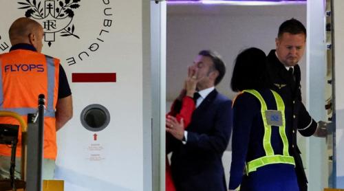 O relație „platonică”: o actriță iraniană la originea palmei primite de Emmanuel Macron de la Brigitte în avion