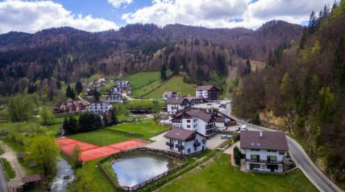 Fabuloasa Românie. Neuitatele vacanțe cu miros de bulz de la Moeciu