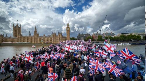 Zeci de mii de persoane au manifestat la Londra la un marș anti-imigrație