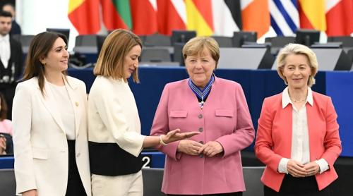 Angela Merkel cere control strict asupra rețelelor sociale într-un discurs susținut după primirea Ordinului European de Merit