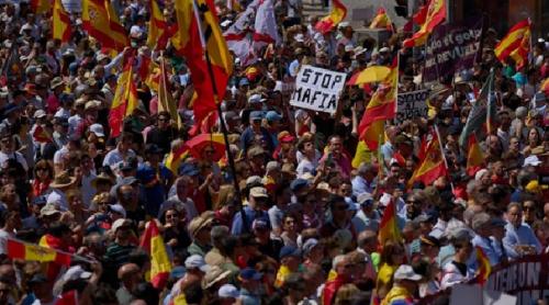 „Stop mafia”: zeci de mii de spanioli au ieșit în stradă la Madrid pentru a cere demisia lui Pedro Sánchez