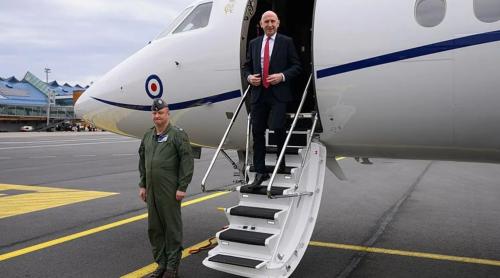 Rusia a bruiat un avion care îl transporta pe ministrul apărării britanic în timpul zborului din Estonia
