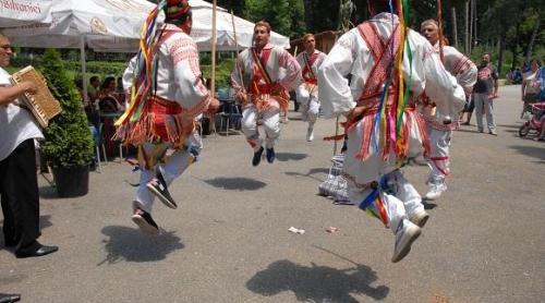 De Rusalii, căluşarii alungă duhurile rele