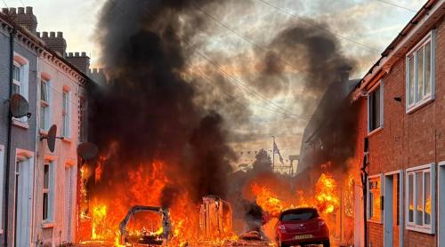 Belfast în flăcări după un atac comis de un refugiat sudanez: proteste, incendii și apeluri la calm