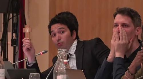 Franța: un consilier municipal acuzat de „crimă politică” după ce a adus o cruce și a rostit o rugăciune în timpul ședinței consiliului