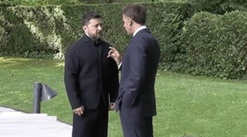 Surprinși de microfoane: „O discuție dificilă cu președintele Trump” – Macron îi dictează lui Zelenski strategia față de liderul SUA